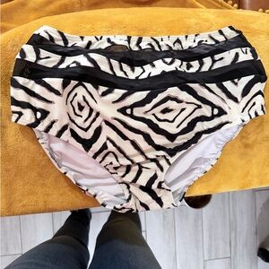 VENUS Black and White Bikini